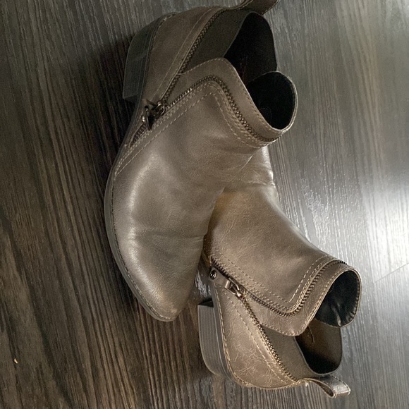 Guess Booties size 6M🍍H-2 - Picture 3 of 3